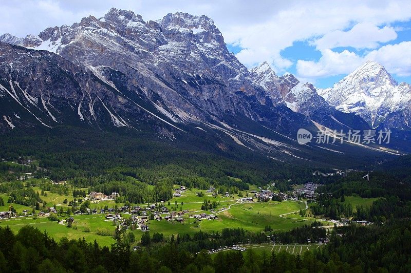 Cortina D?Ampezzo阿尔卑斯村庄全景，Dolomites，意大利泰洛阿尔卑斯